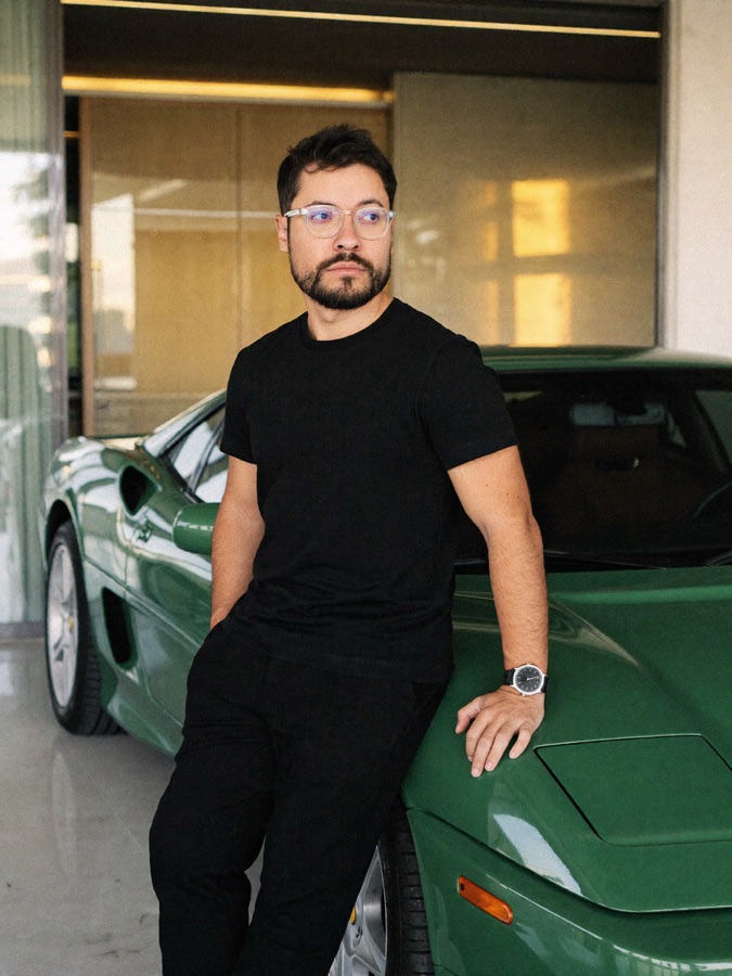 Suriel Ports ao lado de uma Ferrari